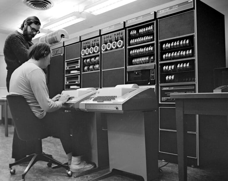 Ken Thompson (sentado) y Dennis Ritchie trabajando juntos en un PDP-11. Foto Wikipedia