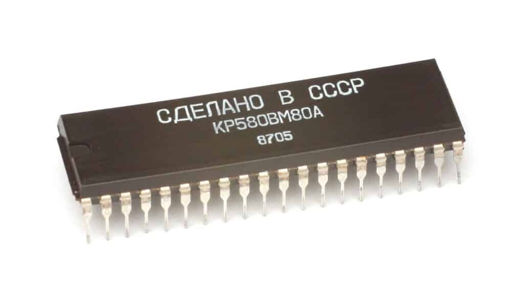El primer microprocesador no fue el Intel 4004: así empezó de verdad la guerra del silicio (y lo que hacía la URSS mientras tanto) | KL USSR KP580BM80A i8080 clone