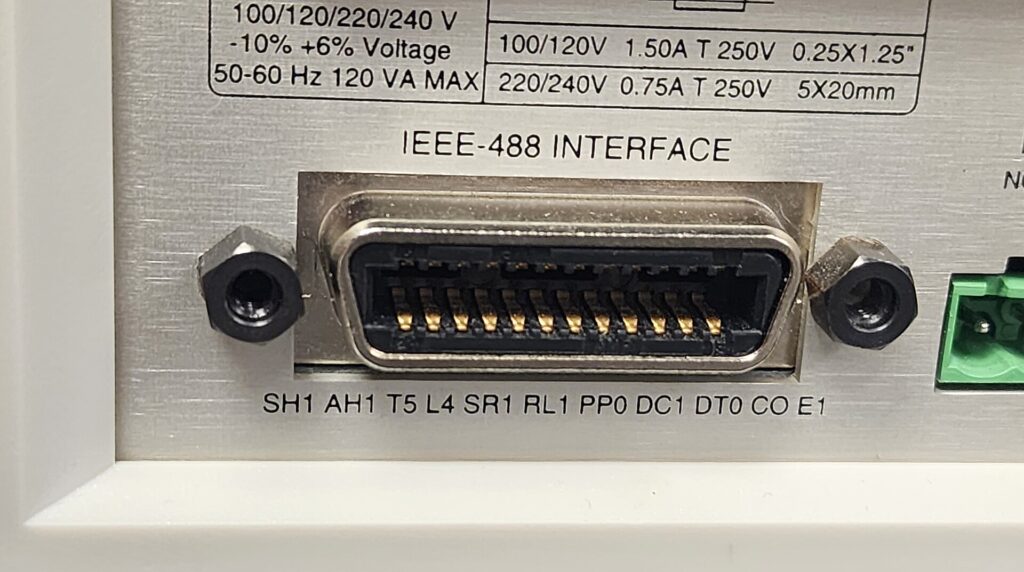 Administración de Sistemas. Inicio | 1920px IEEE 488 port with listed capabilities on a laboratory temperature controller