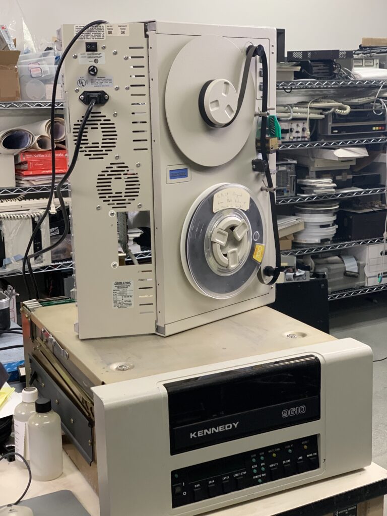 Rescatado del olvido: la Universidad de Utah recupera en una cinta de 1973 la única copia completa conocida de UNIX v4 | utah unix v4 tape in reader