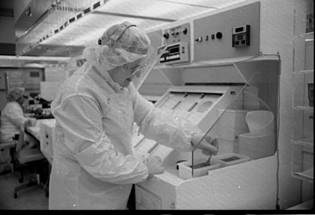 Intel 80286: el chip que llevó al PC a “modo adulto” (y marcó la era del PC/AT) | 1982 286 production fab intel