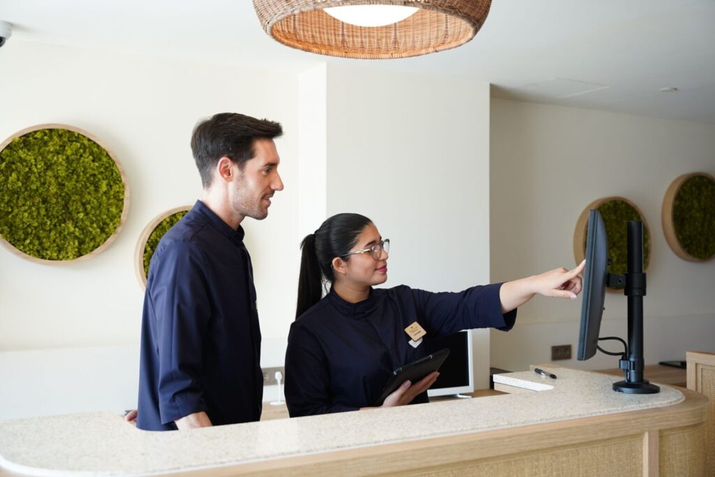 Administración de Sistemas. Inicio Konecta e Iberostar transforman el check-in hotelero y logran más eficiencia para una mejor experiencia de cliente