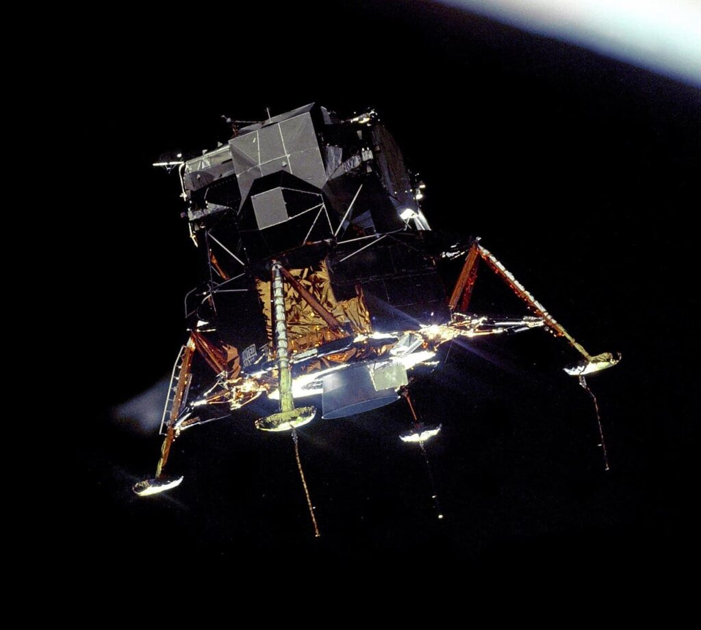 Administración de Sistemas. Inicio Administración de Sistemas. Inicio | Apollo 11 Lunar Module Eagle in landing configuration in lunar orbit from the Command and Service Module Columbia